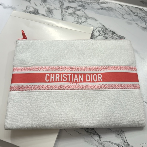 NWT Dior cloth pouch
Coral color
Never used
Still in box
100% Authentic - Picture 2 of 7